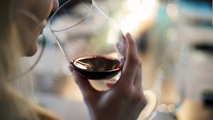 Tomar vino contribuye a reducir la pérdida de memoria, dice estudio