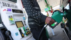 Caen los precios de la gasolina en EE.UU.