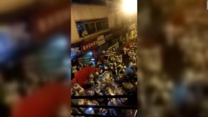 Videos muestran enfrentamientos entre manifestantes y la Policía en China