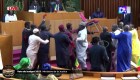 Hasta sillas se lanzaron: así fue la pelea en el Parlamento de Senegal