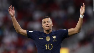Francia avanza a paso de campeón de la mano de Mbappé