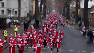 Mira la competencia de cientos Santa Claus en Alemania