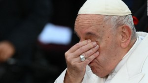 El papa Francisco llora en público por la guerra en Ucrania
