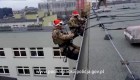La policía de Polonia reparte regalos navideños de una forma curiosa
