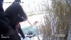 Así rescatan a una mujer y su perro de un lago congelado