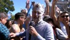 Hinchas en Argentina empapan de espuma a reportero de CNN