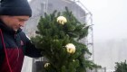 En Ucrania decoran árboles navideños con restos de misiles