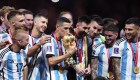 Los 26 jugadores del equipo argentino y sus fotos con la copa del Mundo