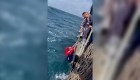 Así rescatan al sobreviviente de un naufragio en Tailandia