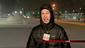 Este periodista se queja en vivo por tener que cubrir la tormenta invernal