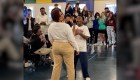 Estudiantes enloquecen cuando ven a su profesora en una batalla de baile