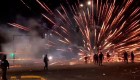 Lanzan fuegos artificiales contra la policía en protestas en Bolivia