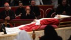 Cientos de miles de personas le dan el último adiós a Benedicto XVI