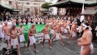 Japoneses rezan en agua helada para recibir el año