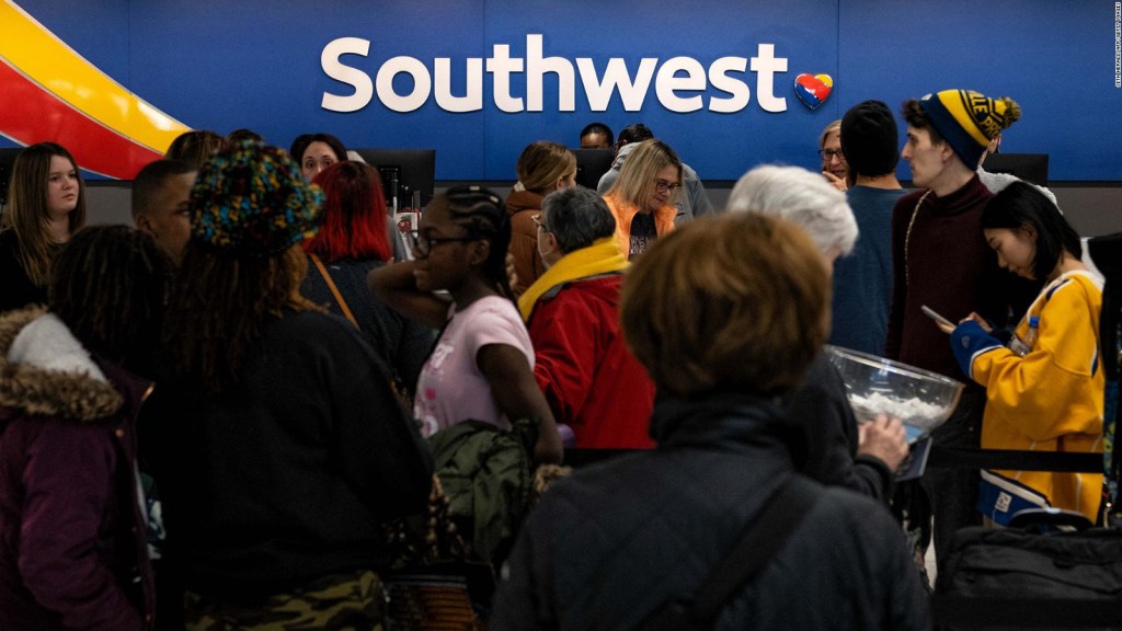 Investigan a Southwest por cancelaciones de vuelos