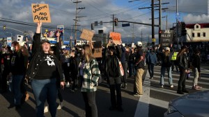 Manifestantes celebran el cierre de SCORPION tras video de golpiza a Nichols
