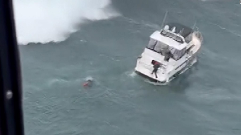 Los guardacostas de EE.UU. rescatan a un hombre en un barco volcado por enormes olas