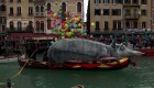 Rata gigante es la estrella en el Carnaval de Venecia