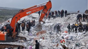 Carrera contrarreloj: rescatan a joven de entre los escombros en Turquía