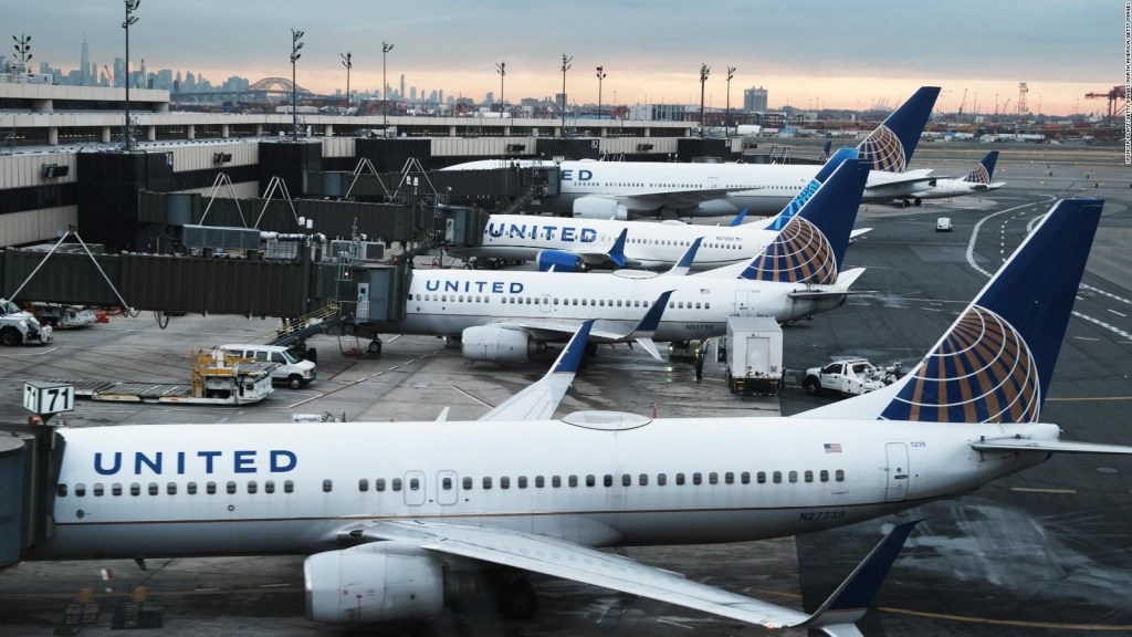 ¿Por qué impondrían una multa a United Airlines?