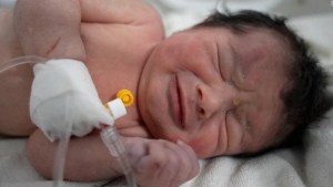 Rescatan de los escombros a bebé recién nacida en Siria
