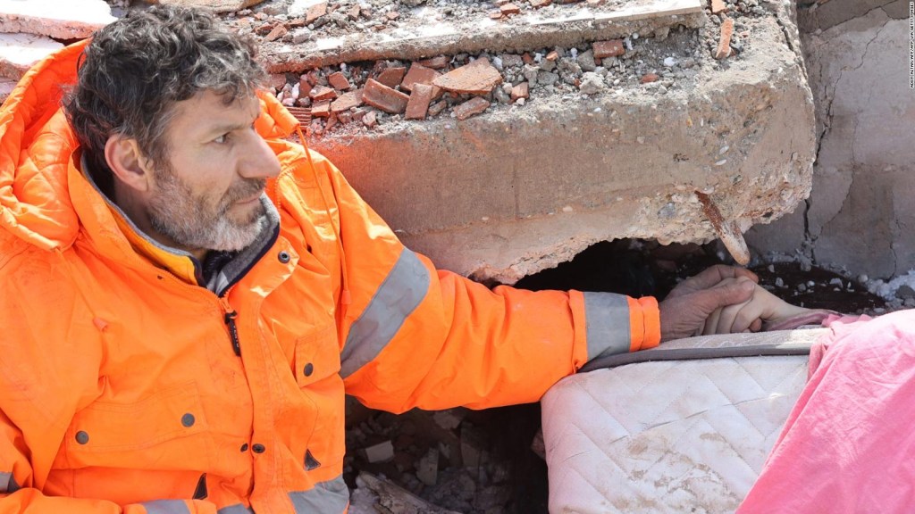 Padre se aferra a la mano de su hija atrapada bajo escombros en Turquía