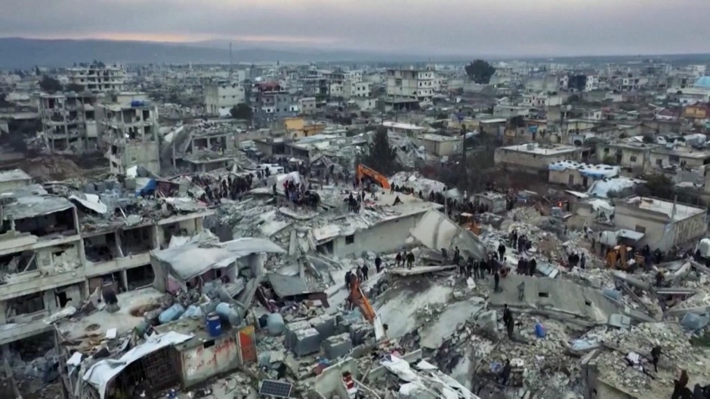 El tiempo y las áreas remotas dificultan los rescates en Siria y Turquía