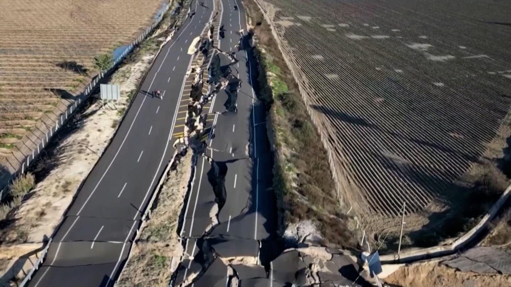 Imágenes de los destrozos que sufrió una carretera por el terremoto en Turquía