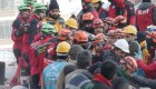 Rescatan a una familia que pasó 5 días bajo escombros en Turquía