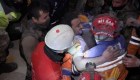 Rescatan a sobreviviente que pasó 167 horas atrapado en Turquía
