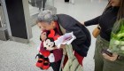 Mujer conoce a su nieta gracias al permiso humanitario de EE.UU.