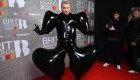 Excéntrico atuendo de Sam Smith en los Brit Awards, inspirado en un perro