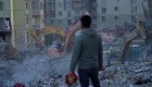 "Construyeron un cementerio", dice sobreviviente de terremotos en Turquía sobre edificios colapsados