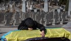 Voluntarios devuelven restos de soldados ucranianos a sus familias