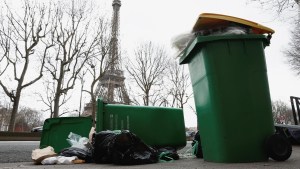 Las calles de París están llenas de basura: ¿por qué?