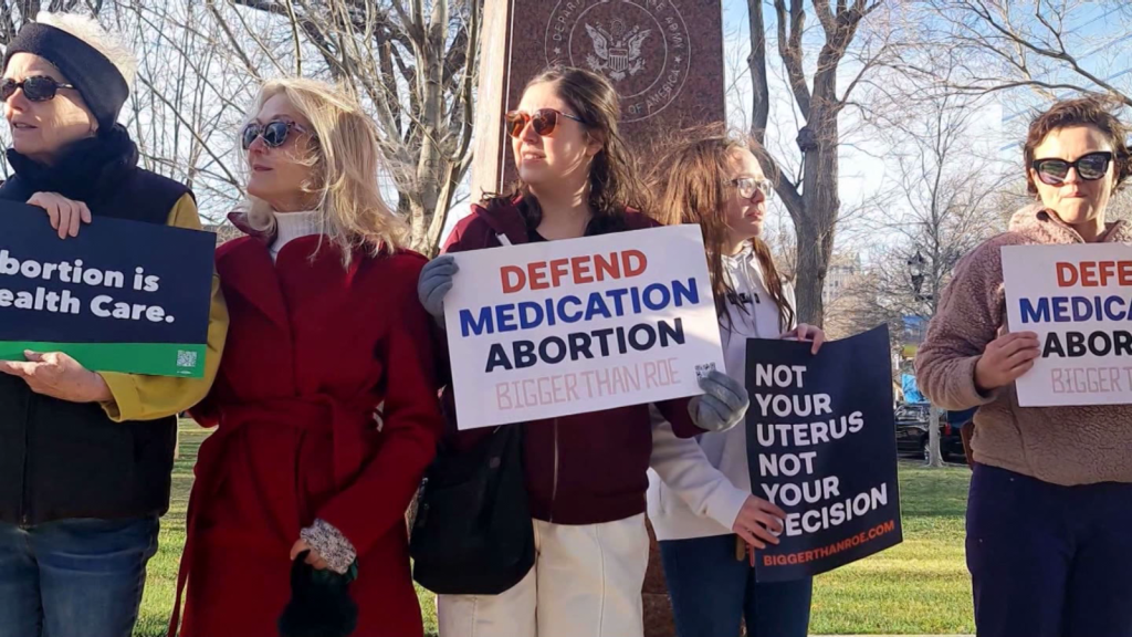 Juez en Texas escucha argumentos sobre uso de medicamento para abortar