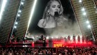 Mexicano regala peluche del Dr. Simi a Adele durante concierto