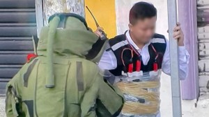 Intervienen a hombre con explosivos atados al cuerpo en Ecuador