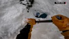 Mira cómo rescatan a un esquiador atrapado en la nieve