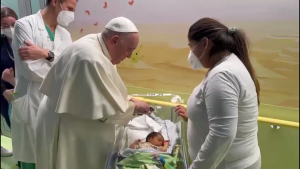 Mira el momento en que Francisco bautiza a un bebé en el hospital