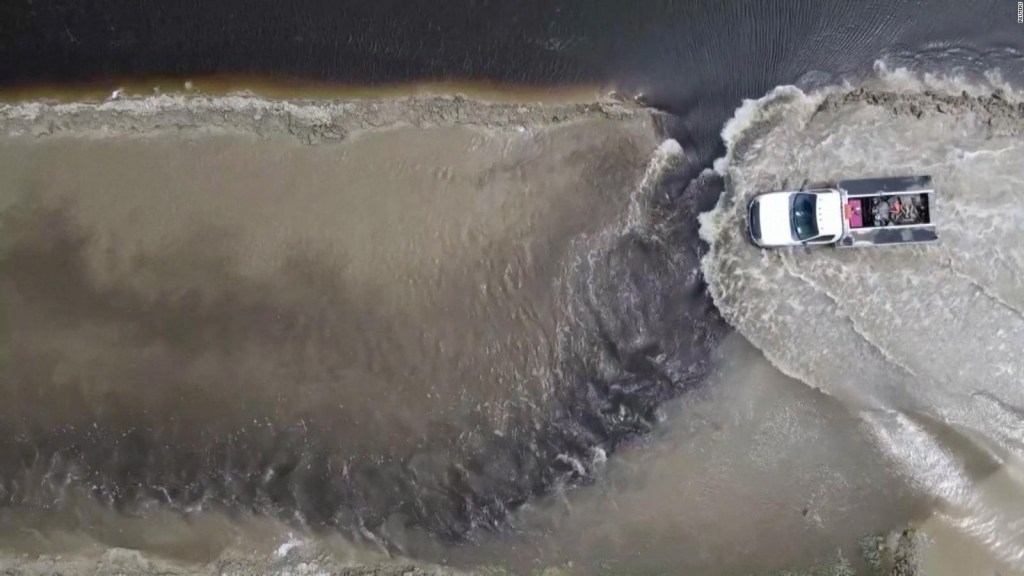 Una carretera se convierte en río tras la rotura de un dique en California