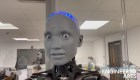 Un robot humanoide responde preguntas y expresa emociones