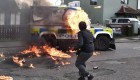 Manifestantes se enfrentan a la policía en Irlanda del Norte