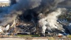 Incendio en planta de reciclado ocasiona evacuaciones y gases tóxicos