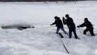Mira el rescate de un alce atrapado en el hielo