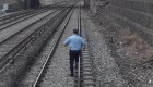 Dramático rescate de un niño que estaba en las vías del tren
