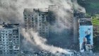 Así cayó un edificio en medio del asedio ruso en Ucrania