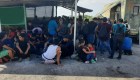 Encuentran a 139 migrantes centroamericanos hacinados en camión