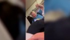 Pasajeros en un vuelo de United Airlines se unen contra un pasajero que atacó a empleado