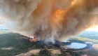 Más de 100 incendios forestales arrasan Alberta, Canadá